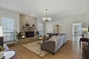 2940 S Creekwood Dr, Grapevine, TX 76051 - Photo 2