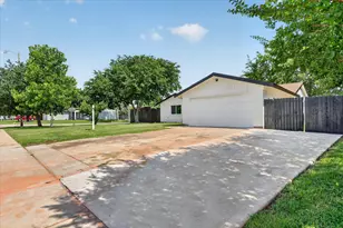 501 Kent Dr, Lewisville, TX 75067 - Photo 4