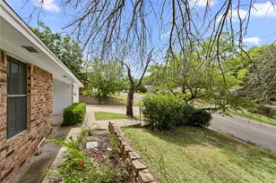 1017 Wedgewood Dr, Woodway, TX 76712 - Photo 2