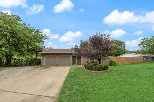 117 Myrtle Ct, Hurst, TX 76053 - Photo 2