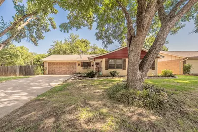 612 Bayless Drive, Euless, TX 76040 - Photo 2