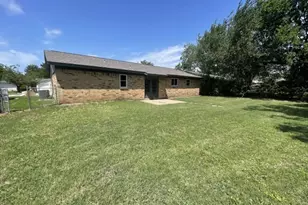 328 Hillside Ct, Burleson, TX 76028 - Photo 2