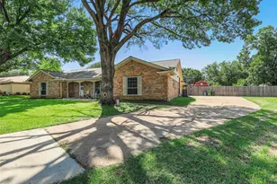 6404 Suncrest Ct, North Richland Hills, TX 76180 - Photo 2