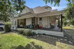 303 N Douglas Ave, Cleburne, TX 76033 - Photo 24