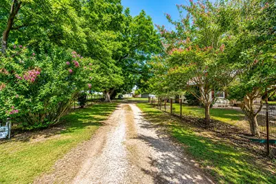 801 S Sutton Street, Mabank, TX 75147 - Photo 2