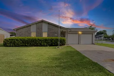 525 Alva Drive, Grand Prairie, TX 75052 - Photo 2