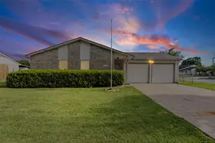 525 Alva Dr, Grand Prairie, TX 75052 - Photo 2