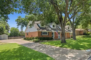 1301 Colonial Ct, Arlington, TX 76013 - Photo 2