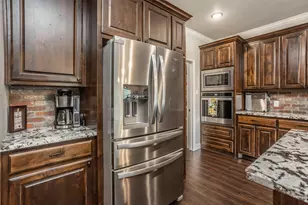 110 E Iriquois Dr, Lake Kiowa, TX 76240 - Photo 16