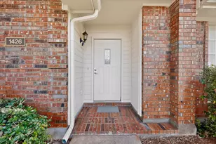 1426 Mapleview Dr, Carrollton, TX 75007 - Photo 2