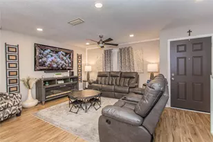 33 E Townhouse Ln, Grand Prairie, TX 75052 - Photo 4