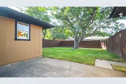1917 Middle Glen Drive, Carrollton, TX 75007 - Photo 32