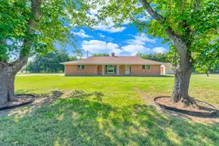 401 S Beverly St, Crowley, TX 76036 - Photo 2