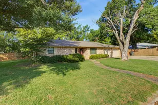 702 Preston St, Bowie, TX 76230 - Photo 2