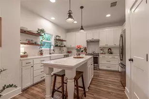 704 Grandview Dr, Granbury, TX 76049 - Photo 2