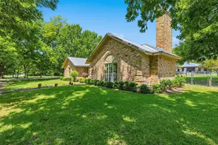 301 Paris St, Pecan Gap, TX 75469 - Photo 4