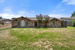 2001 San Jacinto Dr, Arlington, TX 76012 - Photo 2