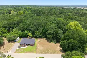 105 E Foggle St, Athens, TX 75751 - Photo 2