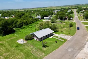 209 Prairie Ave, Rogers, TX 76569 - Photo 6