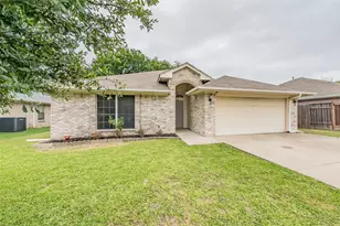 137 Roberts Dr, Saginaw, TX 76179 - Photo 2
