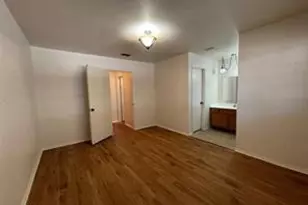 27 E Mountain Creek Ct, Grand Prairie, TX 75052 - Photo 6