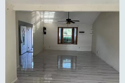 802 Matthews Court, Arlington, TX 76012 - Photo 2