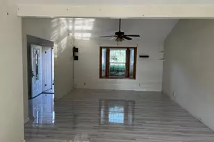 802 Matthews Ct, Arlington, TX 76012 - Photo 2