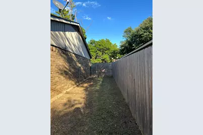 802 Matthews Court, Arlington, TX 76012 - Photo 10