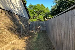 802 Matthews Ct, Arlington, TX 76012 - Photo 10