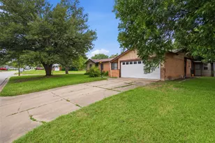 816 SW Sundown Trail, Burleson, TX 76028 - Photo 2
