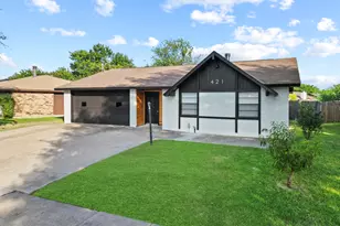 421 Parkvale Ln, Grand Prairie, TX 75052 - Photo 2