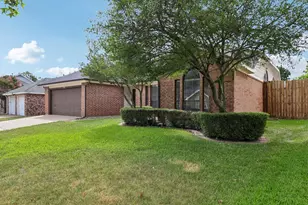 519 Kessler St, Grand Prairie, TX 75052 - Photo 2