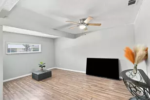702 Phillips Dr, Ennis, TX 75119 - Photo 6