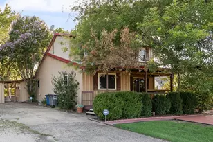 220 Crump Cir, Red Oak, TX 75154 - Photo 2
