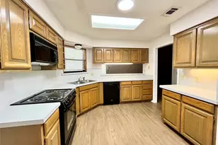 6105 Paradise Dr, Arlington, TX 76001 - Photo 4