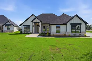 104 Hazlewood Ct, Granbury, TX 76049 - Photo 2