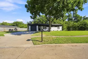 703 Casa Linda St, Ennis, TX 75119 - Photo 4
