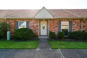 27 W Townhouse Ln, Grand Prairie, TX 75052 - Photo 1