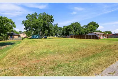 1018 Yarbrough Street, Pilot Point, TX 76258 - Photo 2