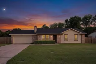 704 Plum St, Joshua, TX 76058 - Photo 2