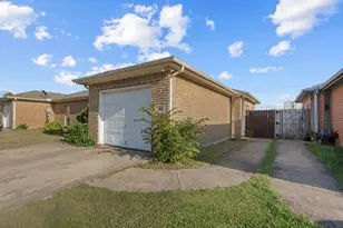 989 Lake Dr, Grand Prairie, TX 75051 - Photo 1