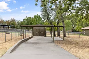 417 Sky Harbour Ct, Granbury, TX 76049 - Photo 4