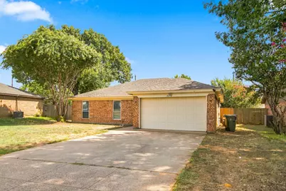 4202 Maple Springs Drive, Arlington, TX 76001 - Photo 2
