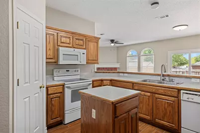 104 Bullava Court, Crowley, TX 76036 - Photo 8