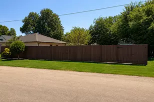 315 E Brockett St, Sherman, TX 75090 - Photo 4