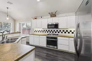 2845 Birmingham Dr, Grand Prairie, TX 75052 - Photo 12