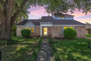 704 Matthews Ct, Arlington, TX 76012 - Photo 2