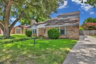 704 Matthews Ct, Arlington, TX 76012 - Photo 2
