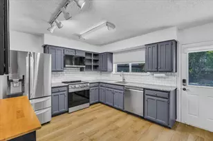 704 Matthews Ct, Arlington, TX 76012 - Photo 14
