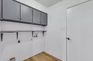 704 Matthews Ct, Arlington, TX 76012 - Photo 10